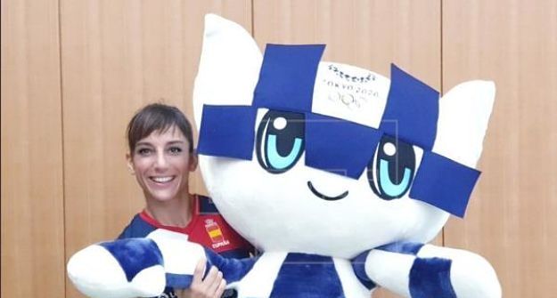 Sandra Sánchez con la mascota de Tokio 2020.