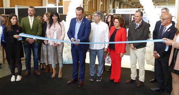 Inauguración de Gallego junto a autoridades y el director e El Corte Inglés.