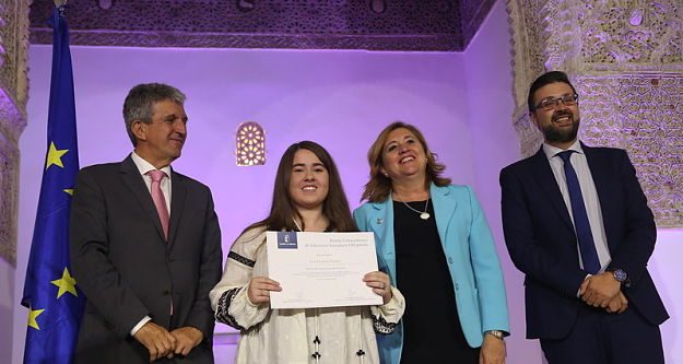 Sandra María Barquillo con su diploma.