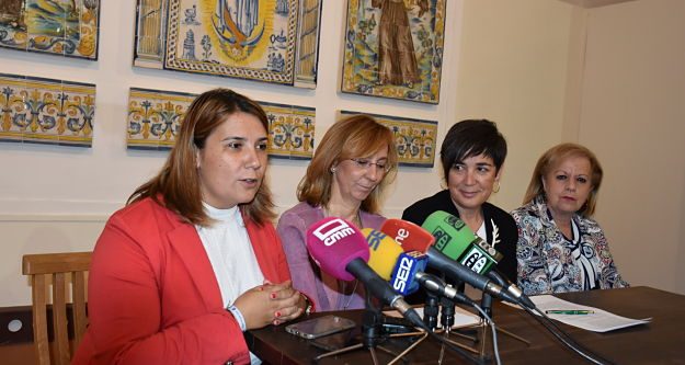 Tita García con las representantes de la asociación.