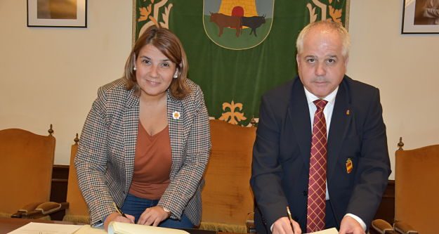 Tita García y Antonio Moreno firman el convenio.