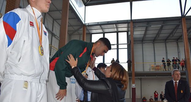 La alcaldesa de Talavera en la entrega de medallas.