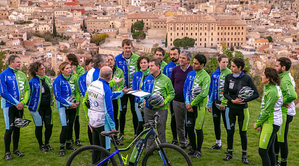 El presidente recibiendo a la delegación ciclista.