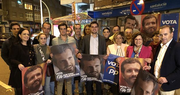 Pegada de carteles del PP en Talavera.