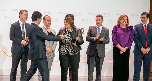 Tita entrega el galardón al director del IES Ribera del Tajo.