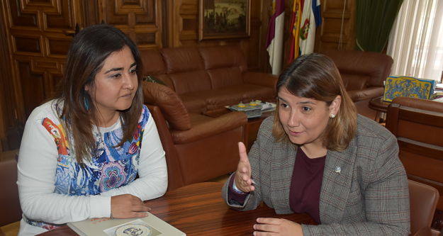 Tita García conversa con Anabel Alvarado.