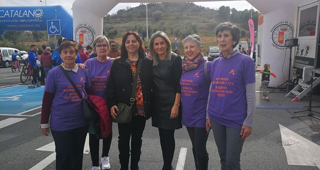 La alcaldesa con integrantes de la asociación de fibromialgia.