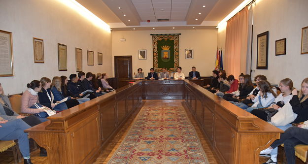 Las delegaciones educativas en el antiguo Salón de Plenos.