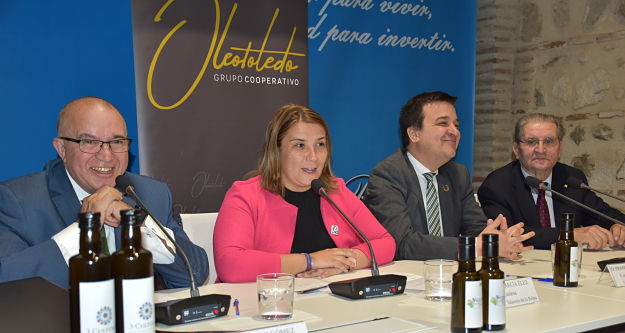 Tita García y Martínez Arroyo con los promotores del proyecto.