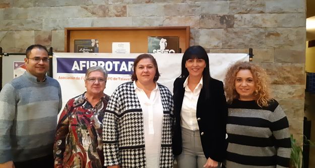 Nuria Sánchez con representantes de AFIBROTAR.