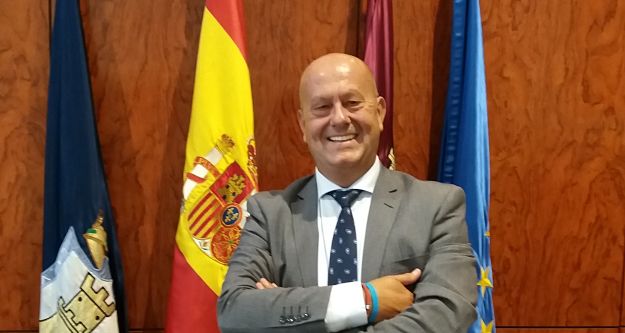 El alcalde Mora, Emilio Bravo.