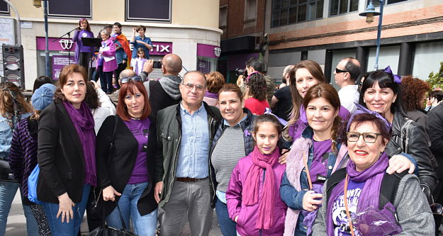 Tita García con participantes en la manifestación.