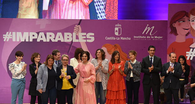 Mónica García del Pino luce su galardón junto a la alcaldesa.