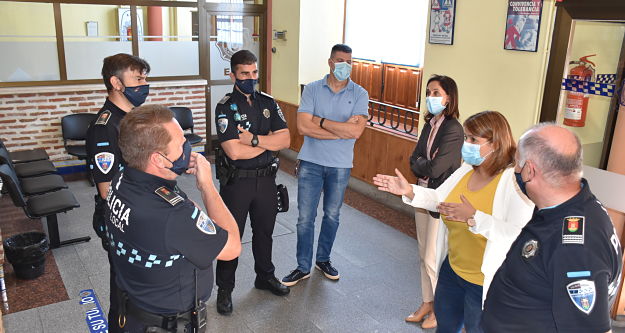 Visita de Tita García a la Policía Local.