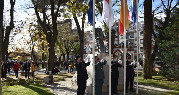 Miembros de los Cuerpos de Seguridad izan las banderas.