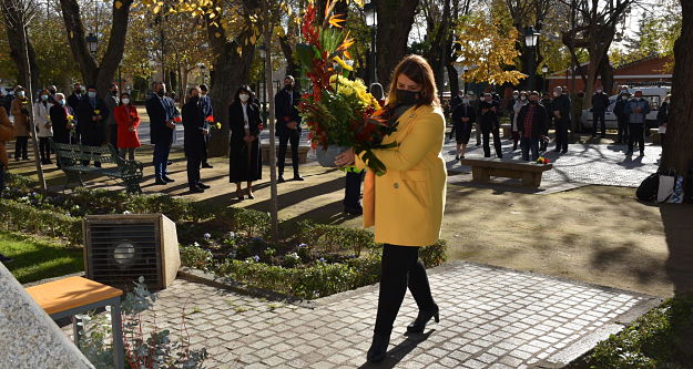 La alcaldesa deposita un ramo de flores en el monumento.