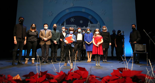 La alcaldesa ha asistido al acto del Teatro de Rojas.