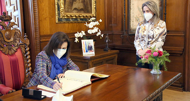 Firma de la ministra en el libro de honor del Ayuntamiento.