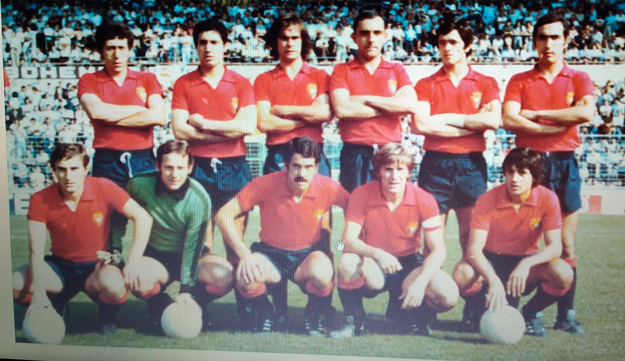 Julian Serrano Club-At.-Osasuna-1977-.-SERRANO-de-pie-primero-izquierda