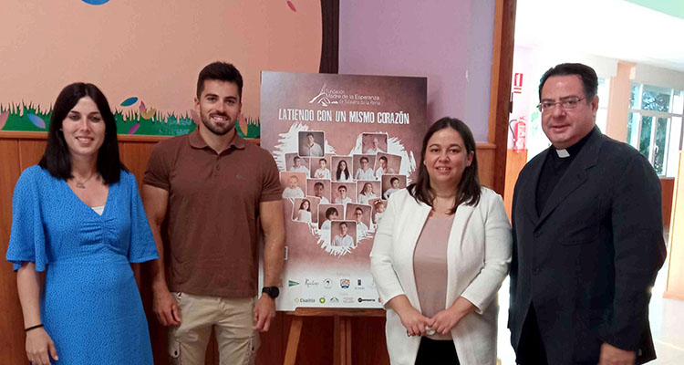 Paco Cubelos dona el premio ‘Admiral’ a Madre de la Esperanza de Talavera